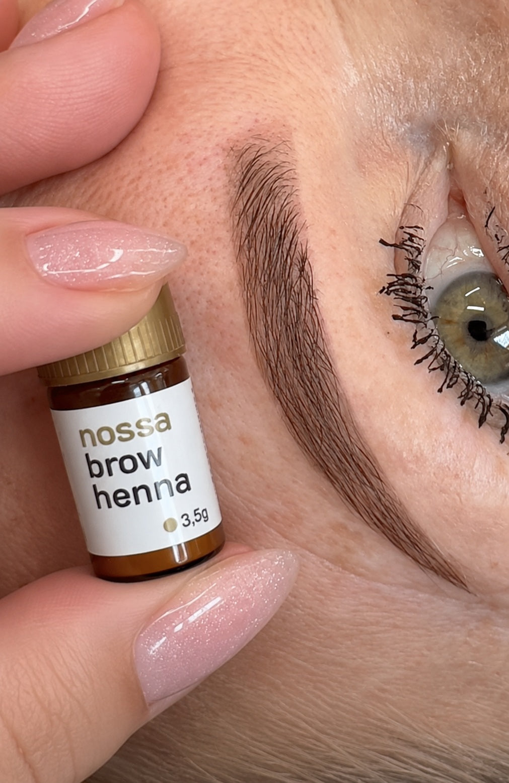 NOSSA brow henna en zorgvuldig gestylde wenkbrauwen