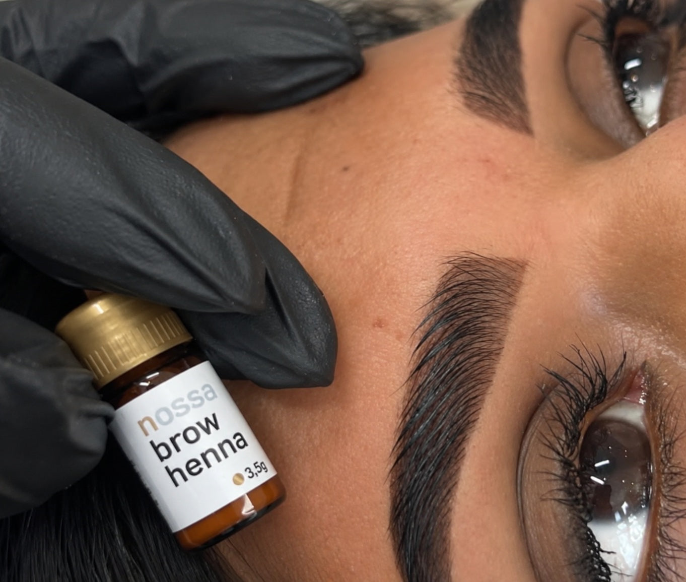 NOSSA Amsterdam brow henna bij een professionele wenkbrauwbehandeling